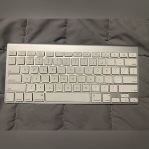GENUINE Apple Wireless Bluetooth Keyboard A1314 Mac in Silver